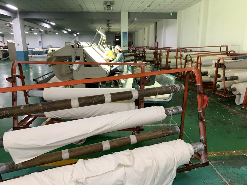 印染车间验布设备与工人在岗实拍